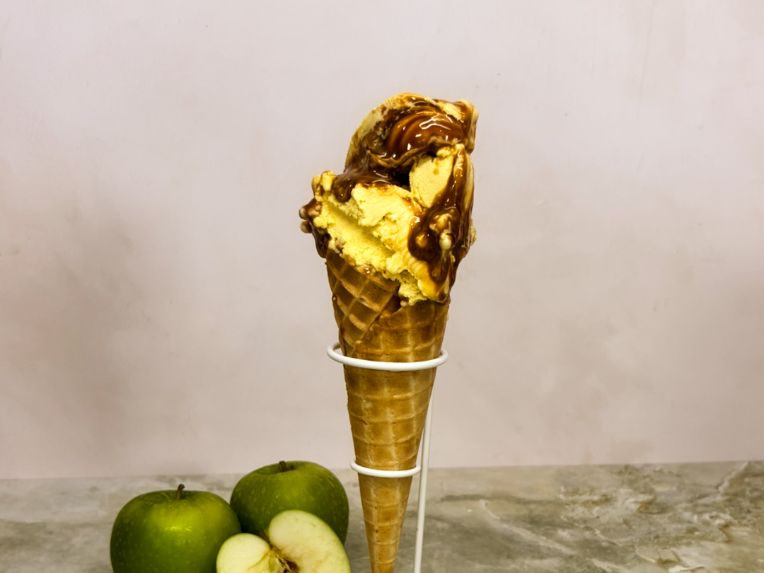Apple dulce de deche crumble cremini