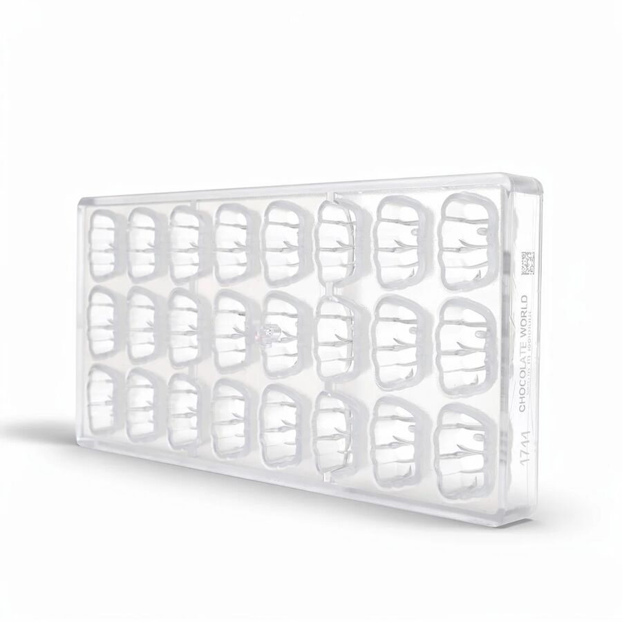 Chocolate World 24-cavity 10.5g love praline chocolate mould 33 x 22.5mm