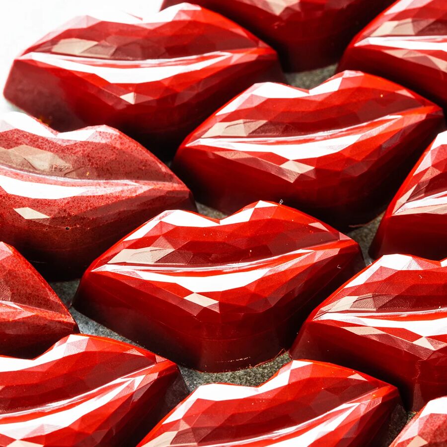 Chocolate World 21-cavity 8.5g faceted lips chocolate mould - 42 x 21.5mm